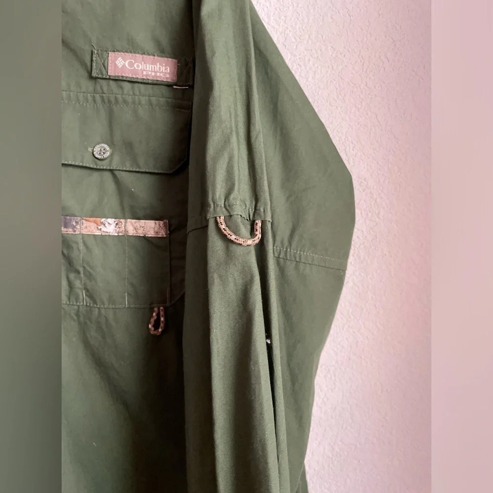 Columbia MilitaryGreen with camo lining Casual Button Down Shirt size M